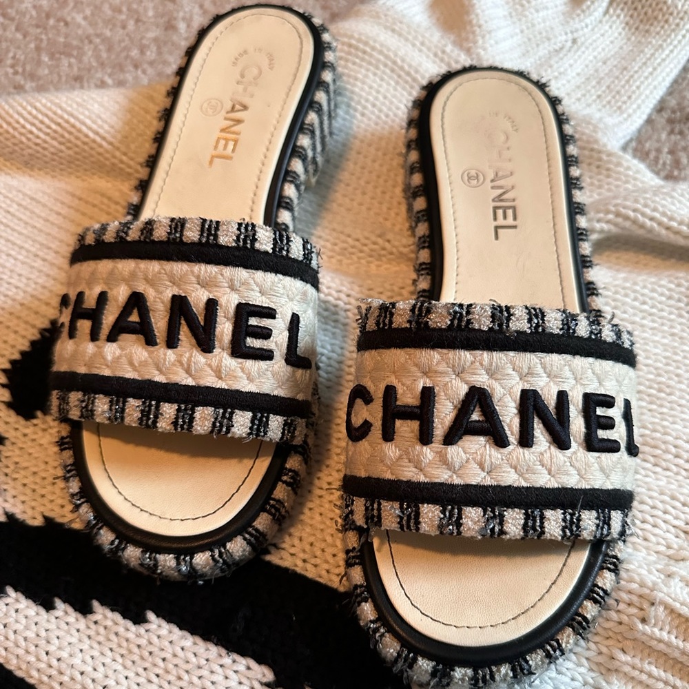 CHANEL Sandals